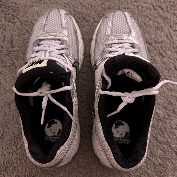 Nike Women’s Zoom Vomero 5 in Barely Grape/Photon Dust/Summit - Picture 11 of 16